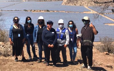 Usuarias de Prodemu de Tiltil visitan planta fotovoltaica de Santiago Solar