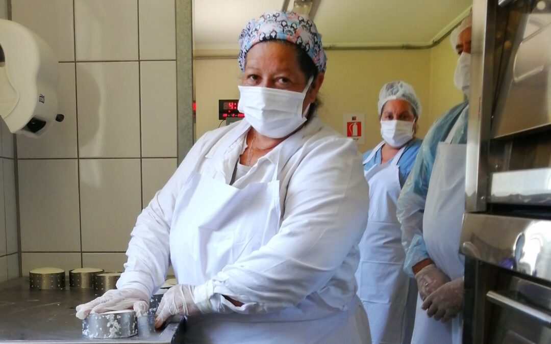 Crianceros caprinos de Tiltil realizan primeras producciones de queso en Cocina Comunitaria